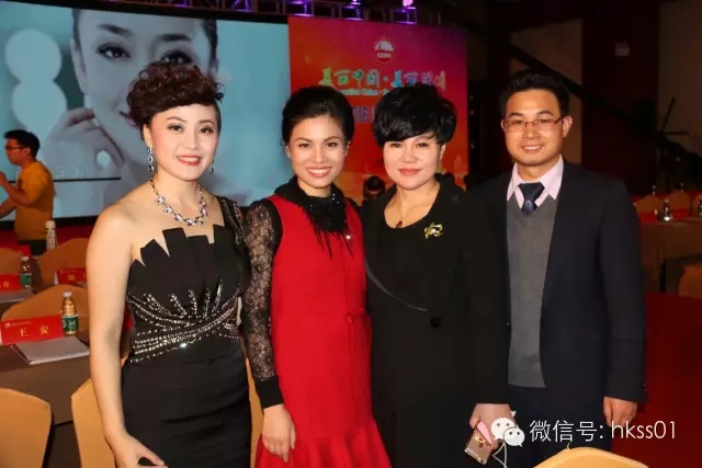 深圳美協(xié)副會長，盛世集團董事長王俊華女士作為貴賓攜華美學院王星宇校長共同出席了本次晚會